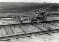 169002 Afbeelding van een kraagschroefmachine type Robel van de N.S. tijdens werkzaamheden aan een spoorlijn nabij Gouda.